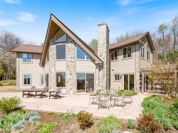 323 Mystic Ln NW, Willis, VA 24380