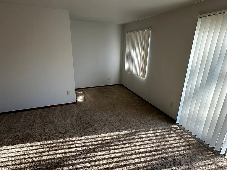 Plaza IV Apartments in St. Francis. — Photo 13