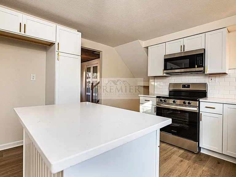 9841 Melrose Dr — Photo 8