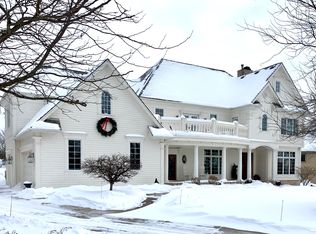 800 N Bluespruce Cir, Hartland, WI 53029