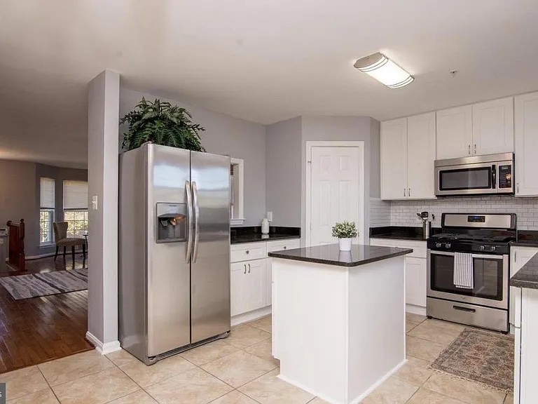 8800 Community Square Ln — Photo 10