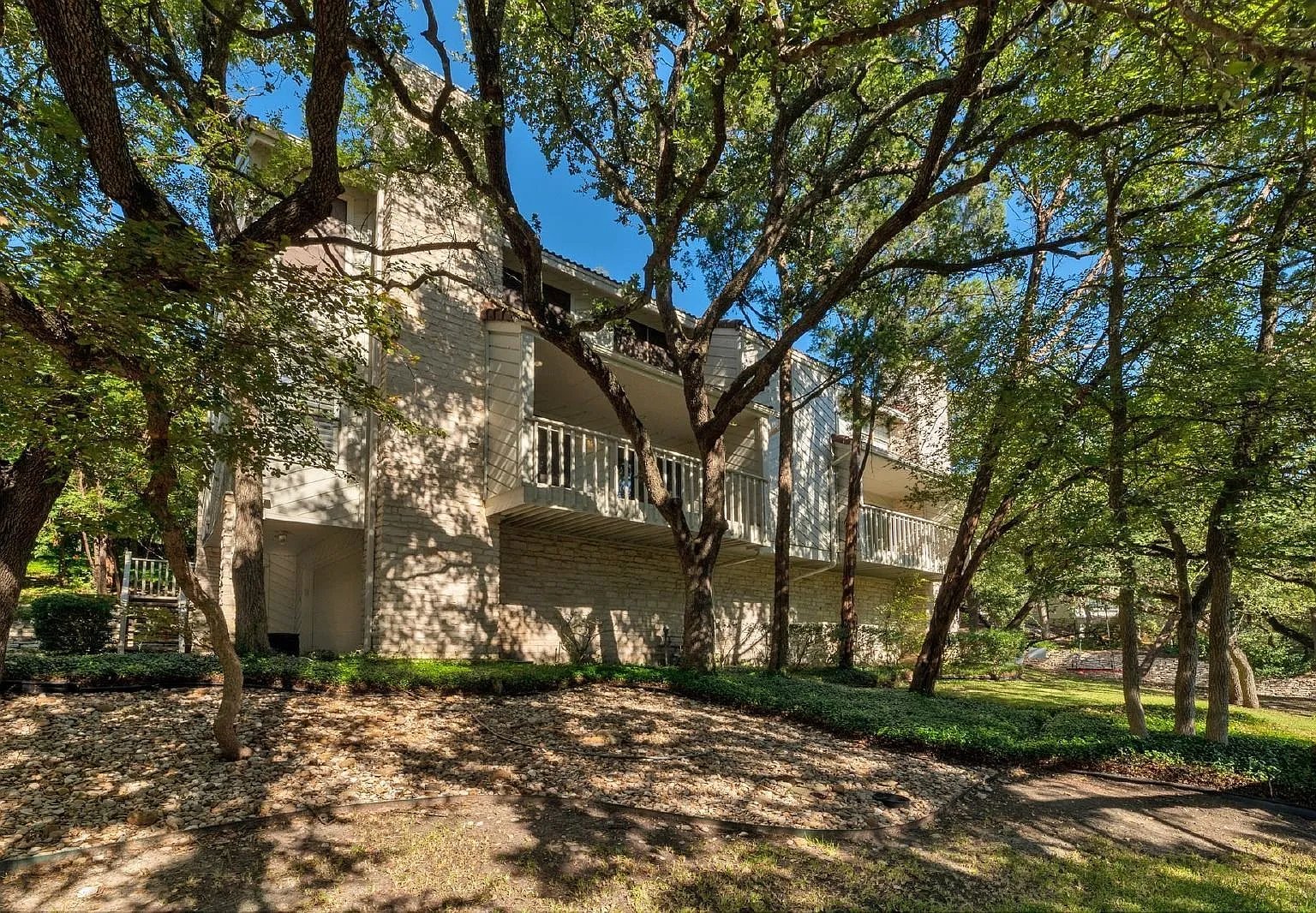 2 bed, 2.5 bath, 1904 sqft, $3,750 — Photo 2