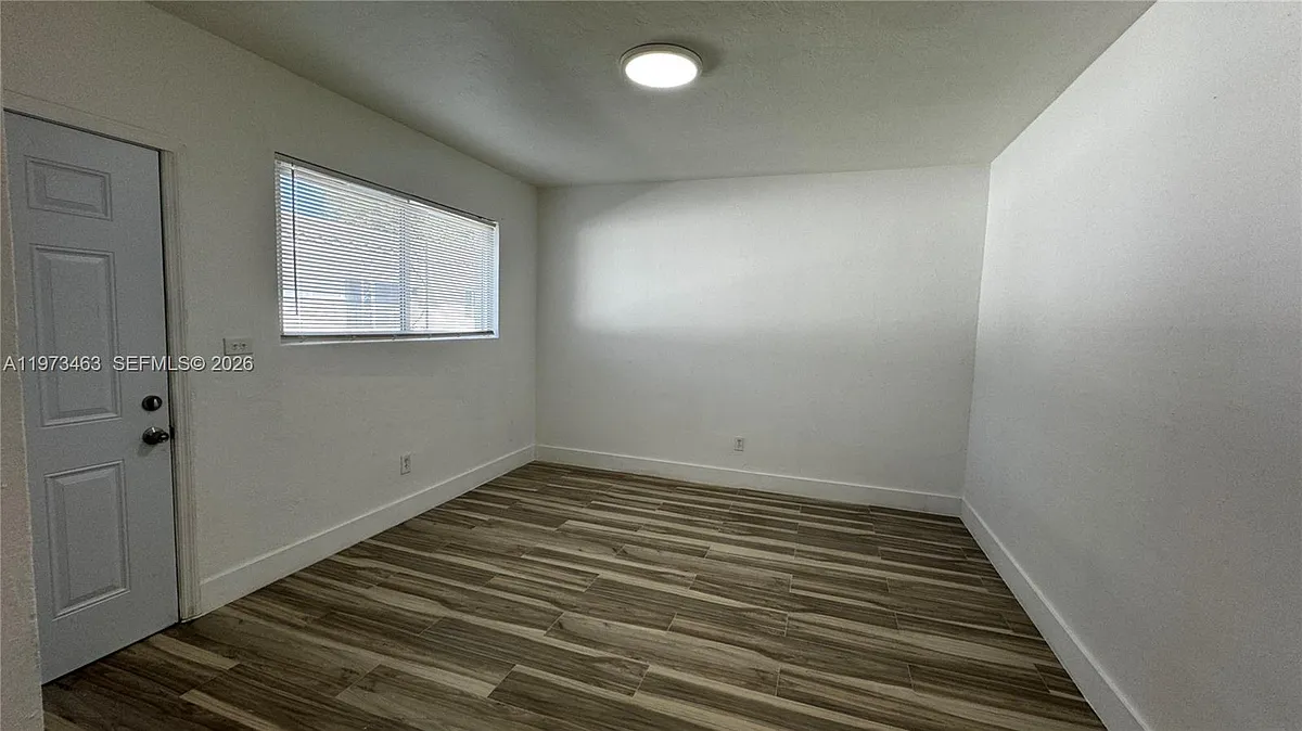 Building Photo - 120 NE 55th St #4