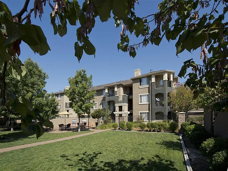 Cross Pointe Apartment Homes — Photo 25
