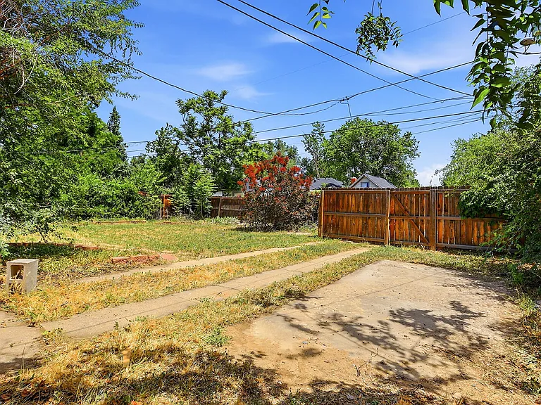 1560 Roslyn St — Photo 22