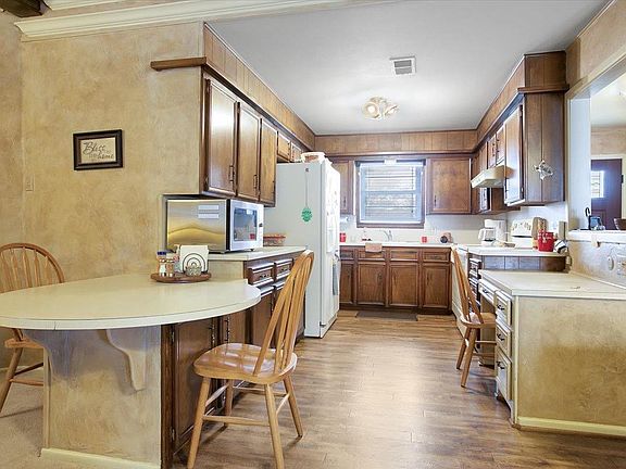 5th image of 1627 W C Ave