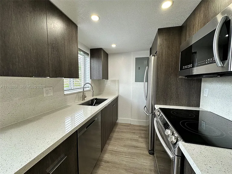 913 NE 17th St #8 — Photo 4