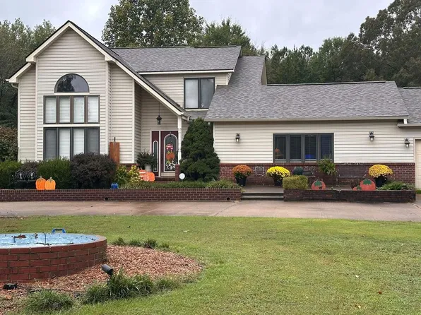 55 Hillview Dr, Hollow Rock, TN 38342
