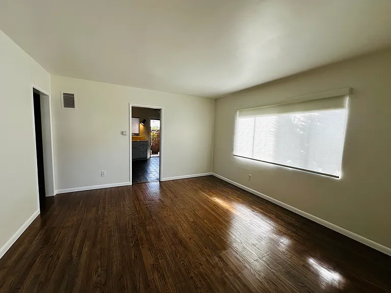 1624 Scott Ave — Photo 6