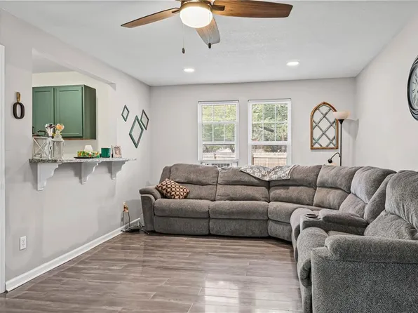 210 NE Maple St, Lees Summit, MO 64063