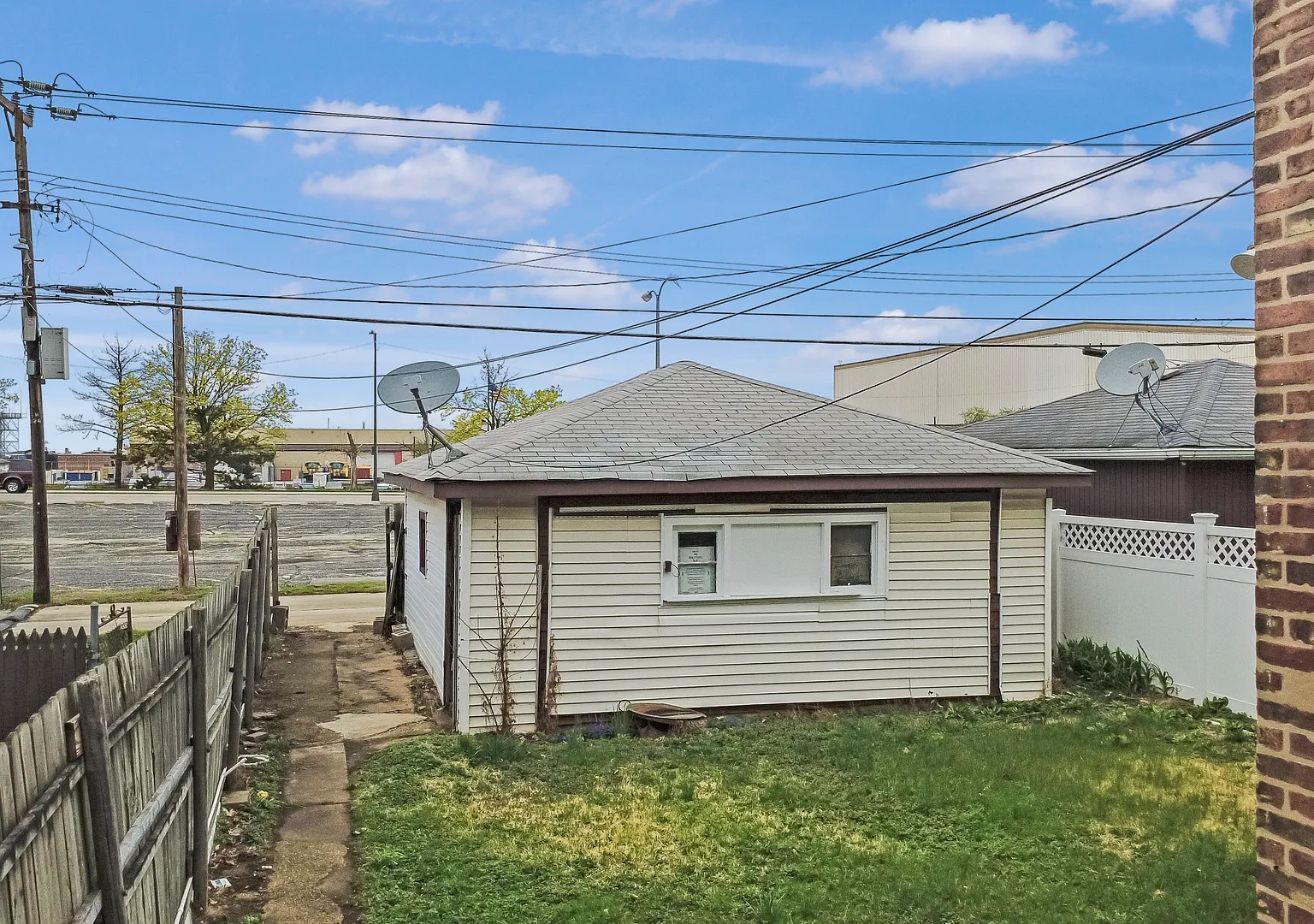 3 bed, 988 sqft, $2,400 — Photo 2
