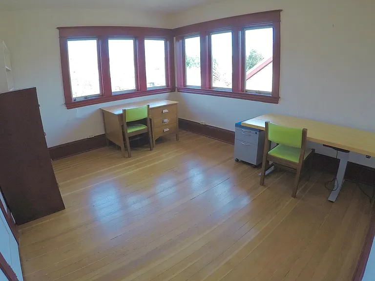 Upstairs NE Bedroom: 11'x13'