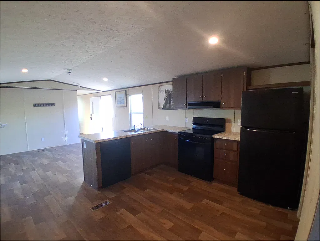 3 bed, 924 sqft, $900 — Photo 4