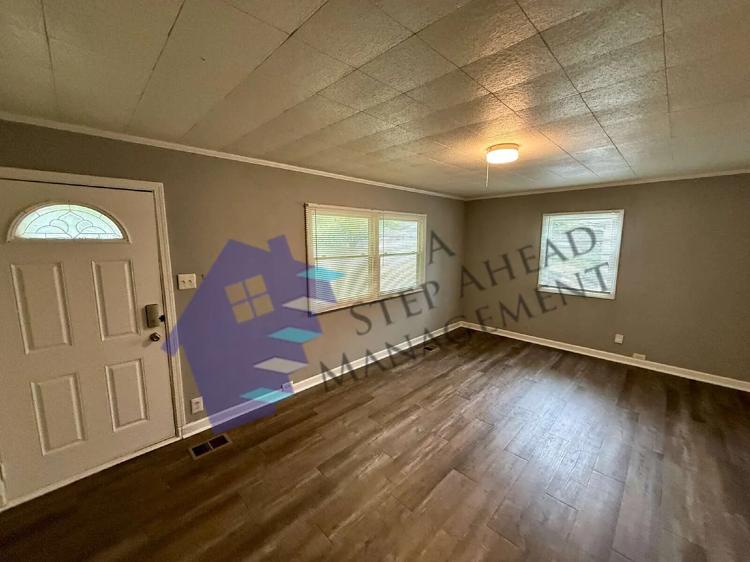 1920 Hawthorne Ln — Photo 2