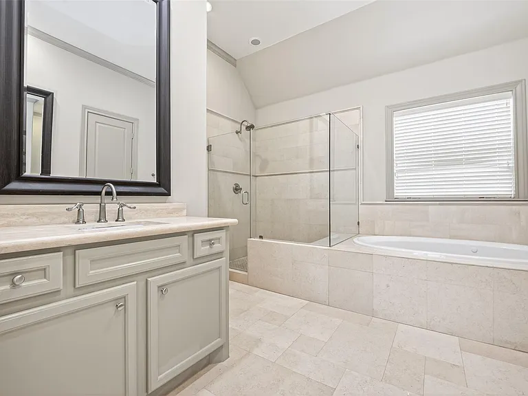 308 W Bell St — Photo 46