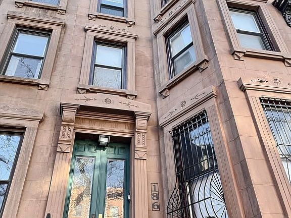2nd image of 186 Park Pl