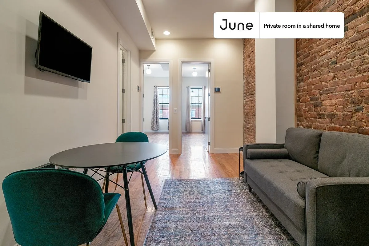 Queen bedroom in 3 bed/2 bath home in Bushwick #892 C — Photo 4