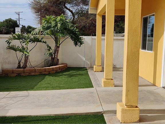Front Yard/Entry