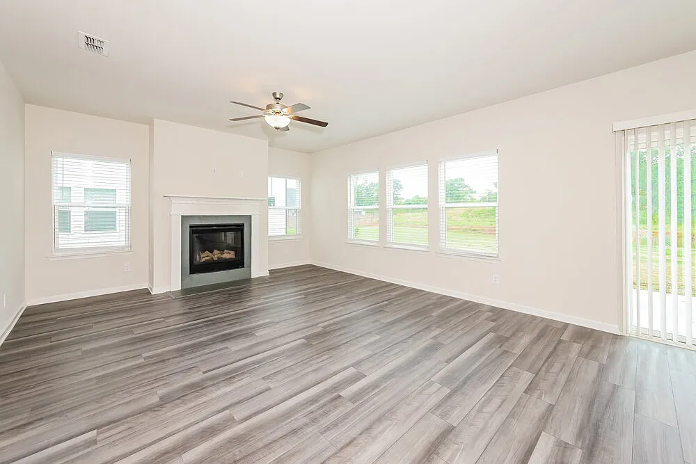 4 bed, 2.5 bath, 2479 sqft, $2,425 — Photo 4