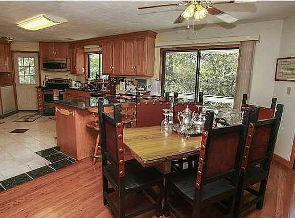 5th image of 391 E Bay Dr