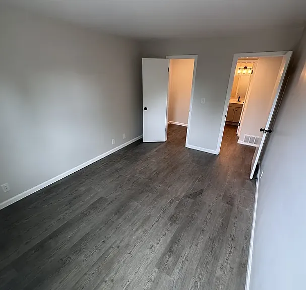 101 Surrey Ct #4 — Photo 5