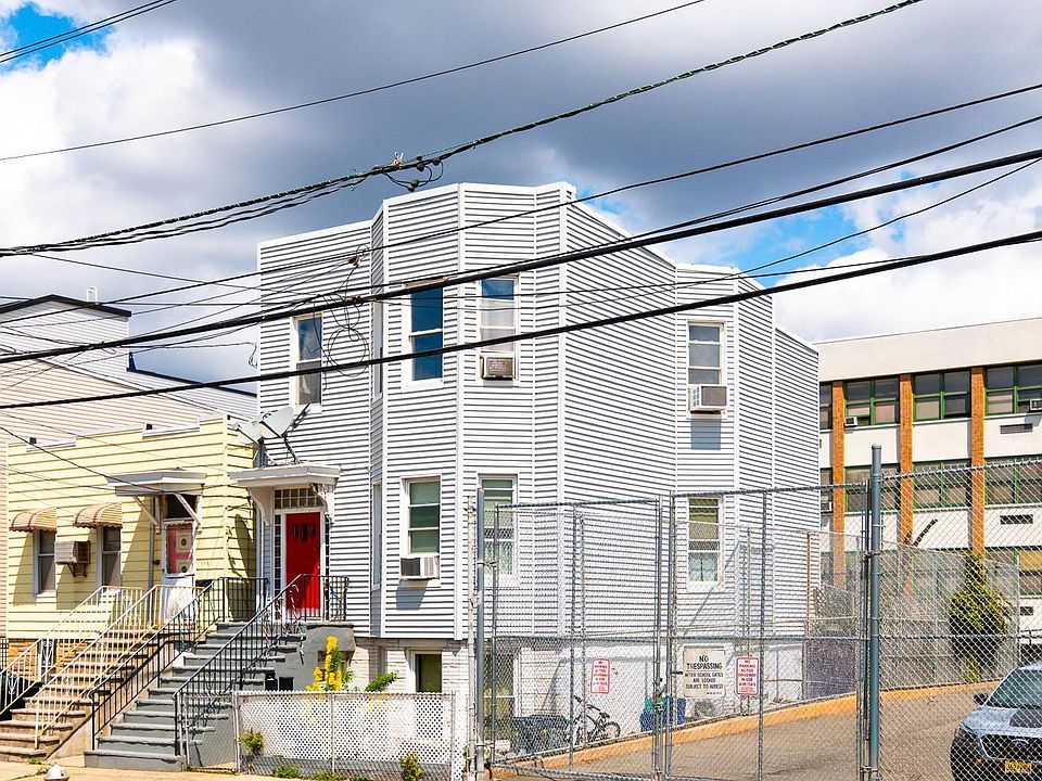 2nd image of 114 Graham St