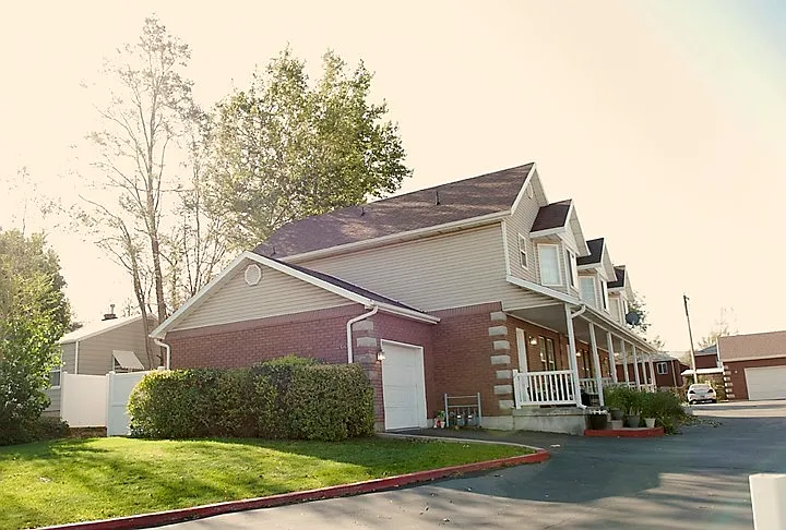 Bountiful 4 Bedroom, 2 Car Garage Townhome — Photo 2