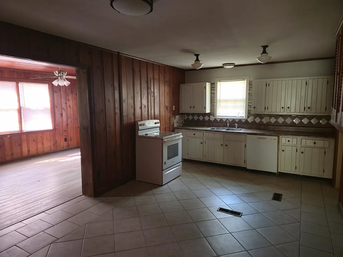 Building Photo - 779 Indian Dr