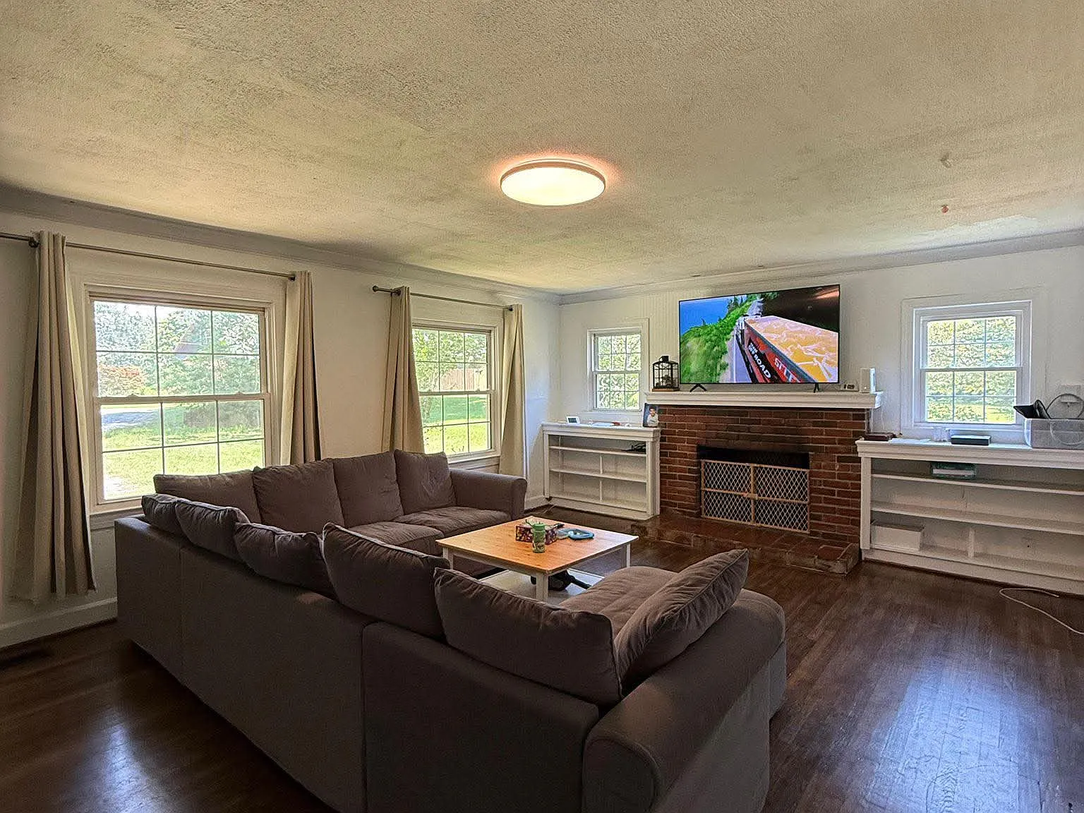 3 bed, 1200 sqft, $1,800 — Photo 3