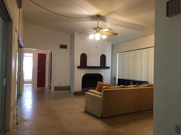 Living room/fireplace