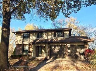 6267 Lake Paddock Dr, Florissant, MO 63033