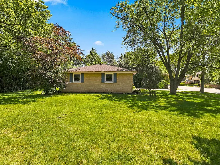 924 Bradford Ln — Photo 26