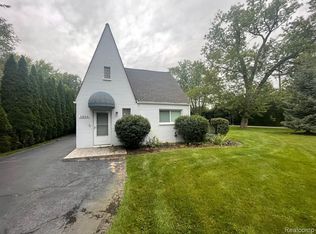 5800 Pontiac Trl, Orchard Lake, MI 48323