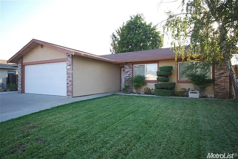 375 Pecan Dr photo 1