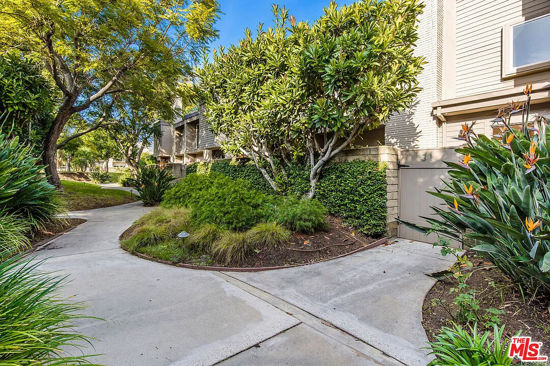 2 bed, 2.5 bath, 1504 sqft, $6,400 — Photo 3