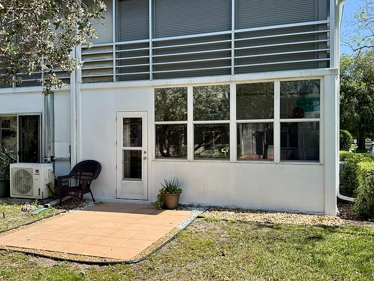 21 Newport B — Photo 26