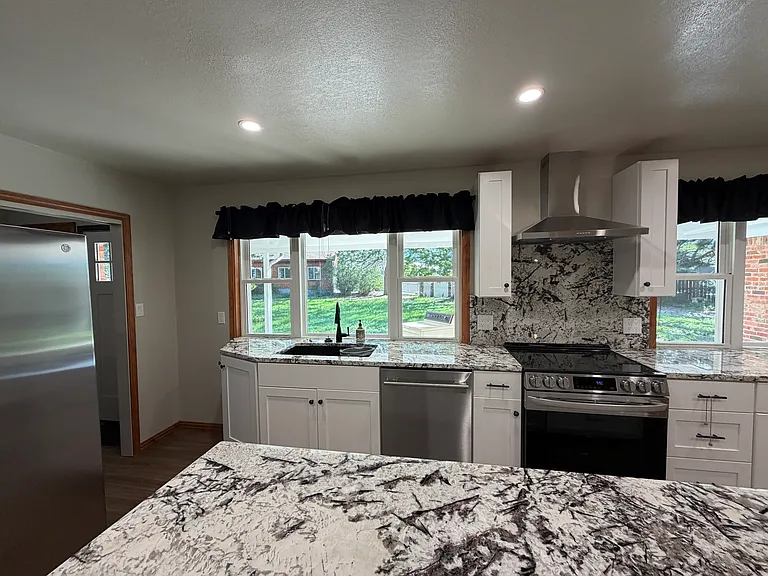 1428 Bellaire Dr — Photo 4