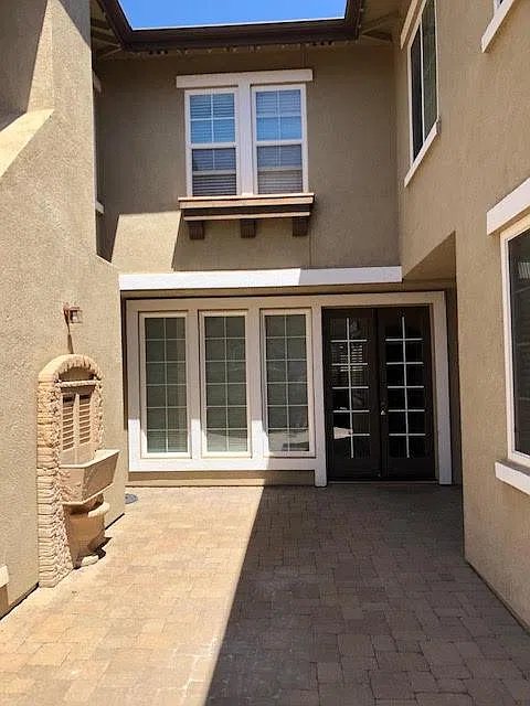 6 bed, 3877 sqft, $4,500 — Photo 2
