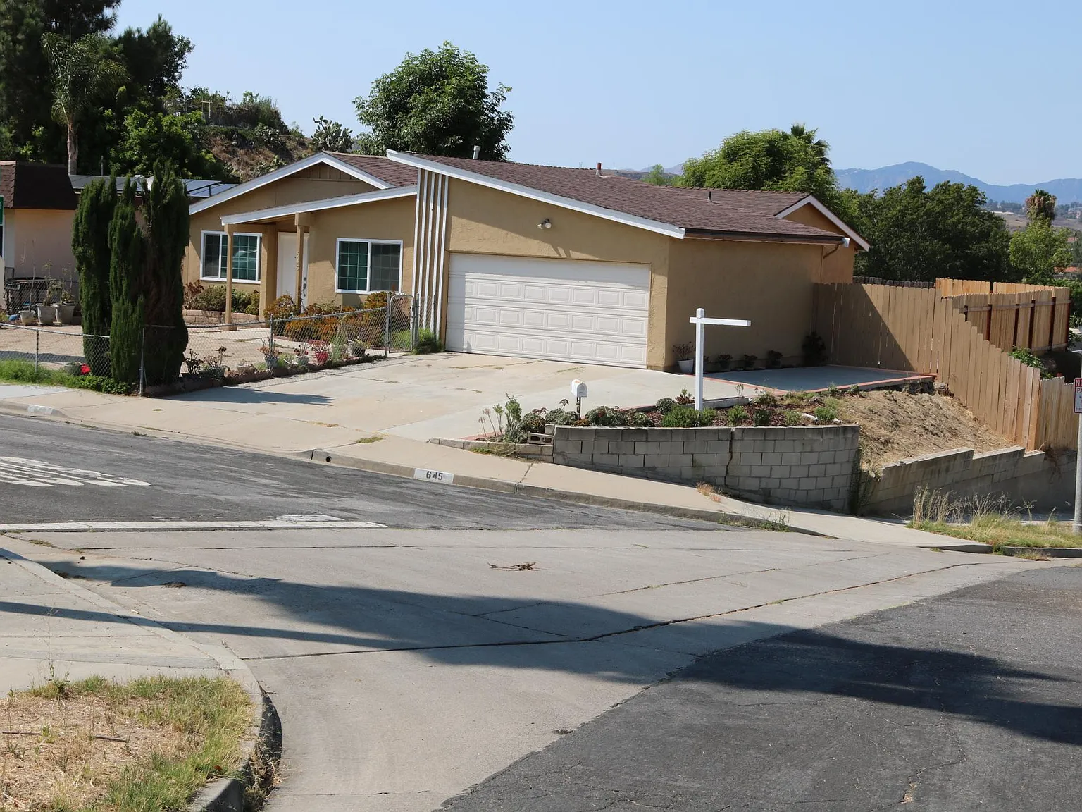 645 Adobe Cir — Photo 2