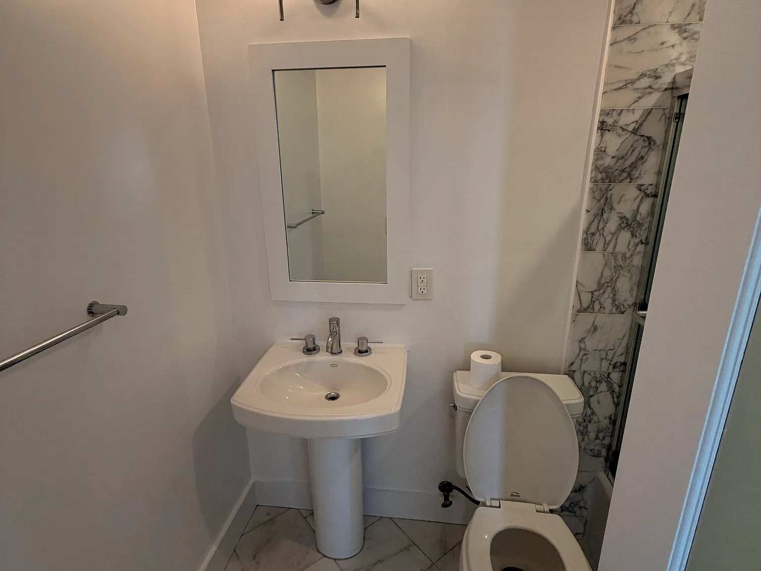 3 bed, 1000 sqft, $4,295 — Photo 2
