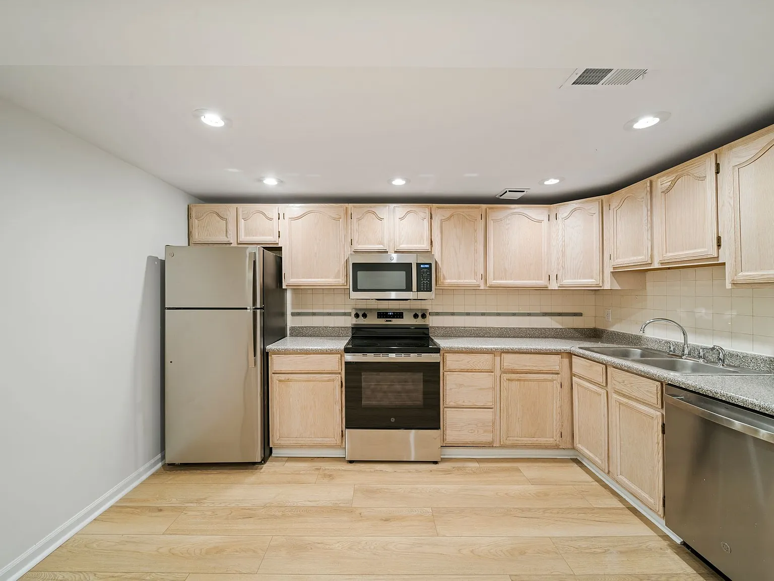 2 bed, 550 sqft, $1,900 — Photo 2