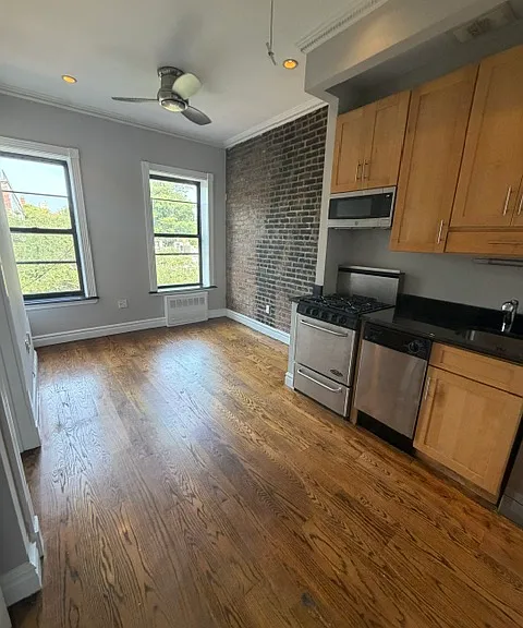 422 E 9th St #9 — Photo 1