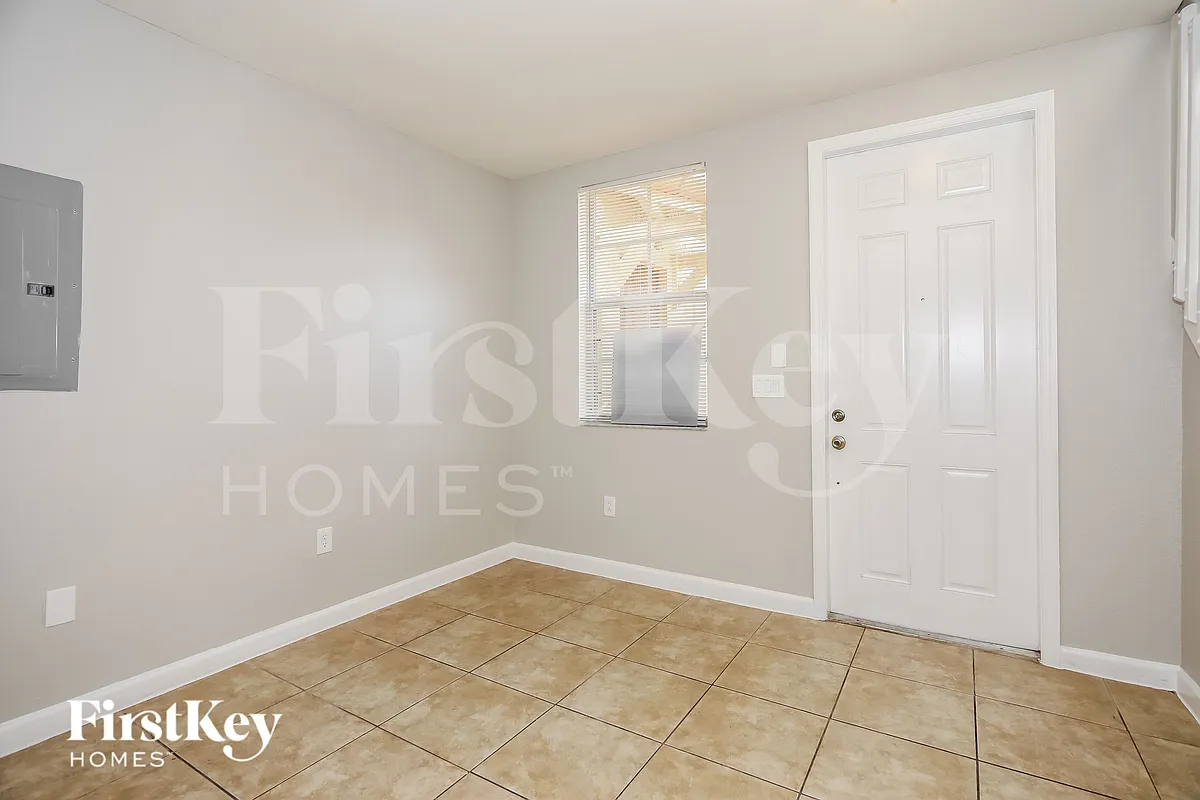 Building Photo - 1495 NE 33rd Ave #102