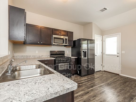 5th image of 221 Blue Dr