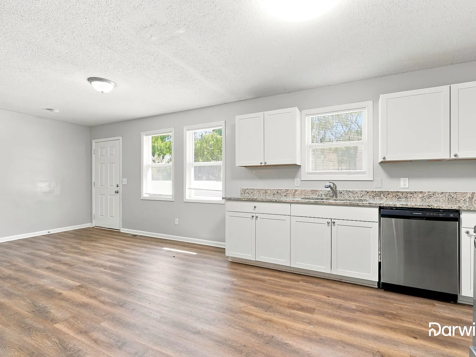 3 bed, 2.0 bath, 1204 sqft, $1,385 — Photo 3