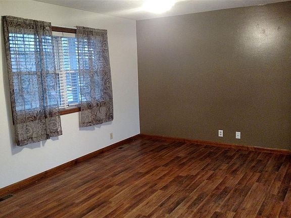 3rd image of 611 Greenbriar Cir