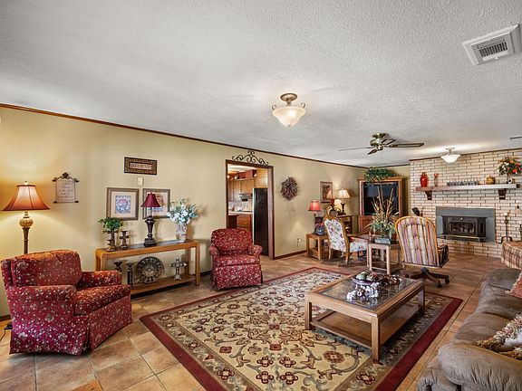 3rd image of 902 Pitt Rd