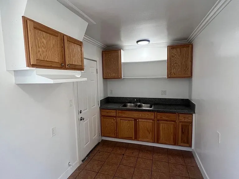 428 N Poplar Ave — Photo 3