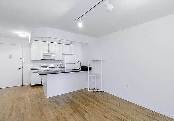 2nd image of 190 E 7th St APT 201