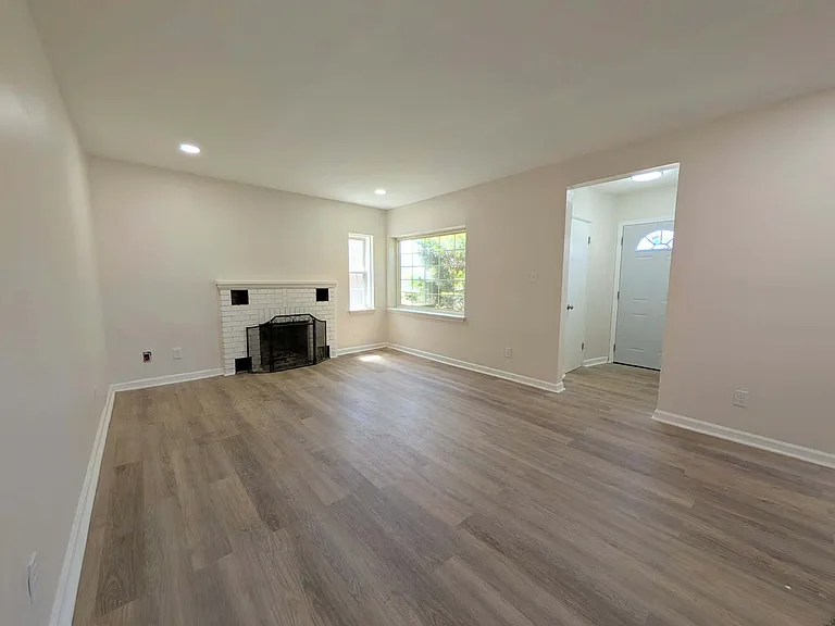 588 S Kennedy Dr — Photo 3